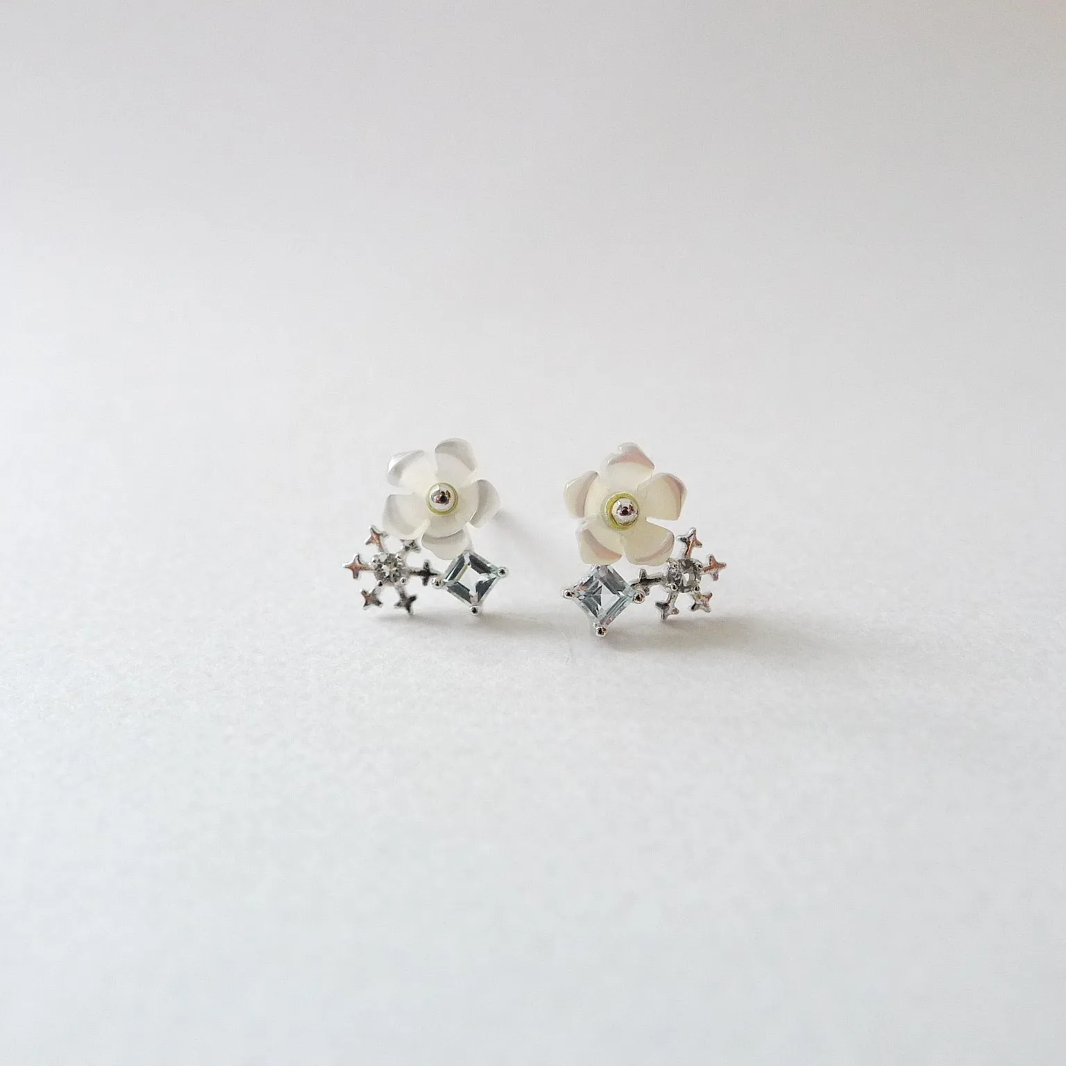 Embelia Earstuds / Rhodium-plate