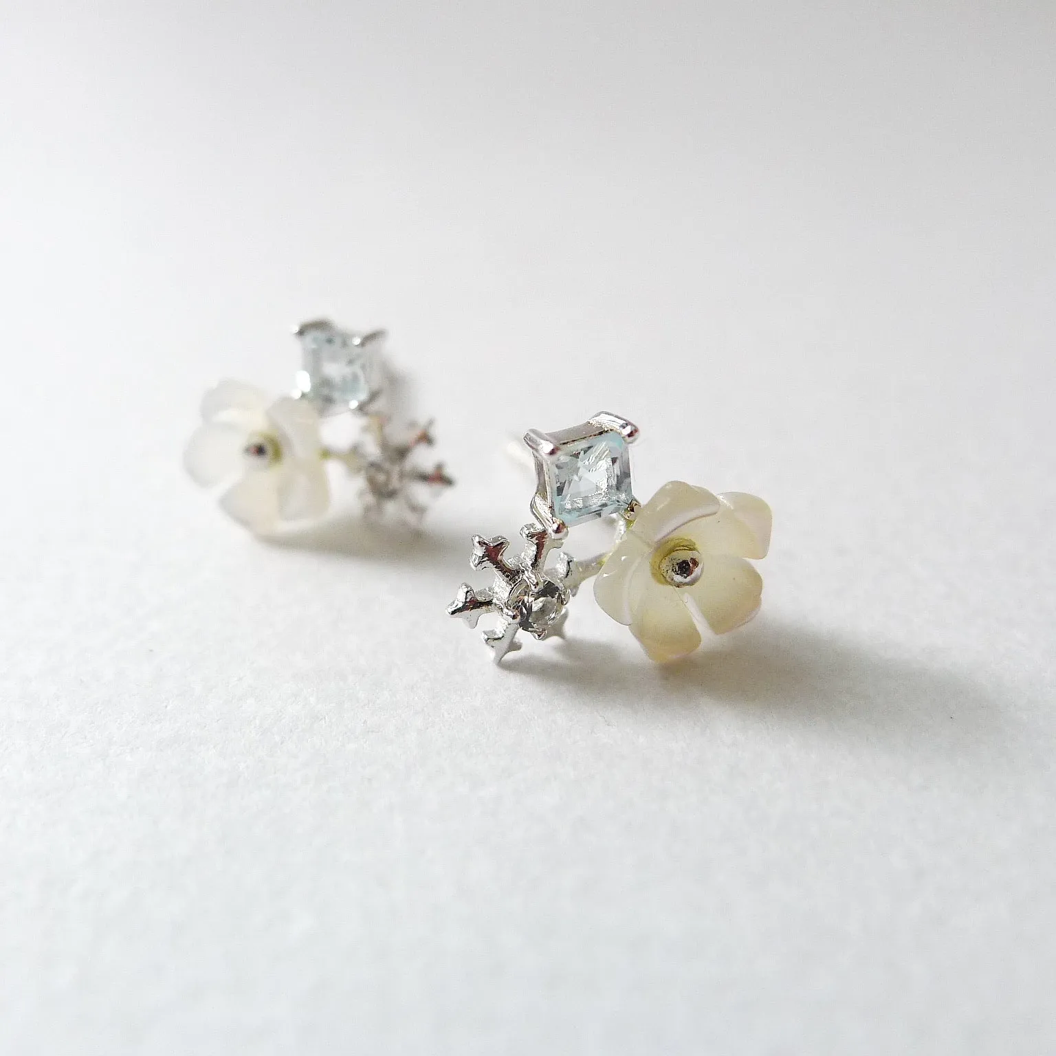 Embelia Earstuds / Rhodium-plate